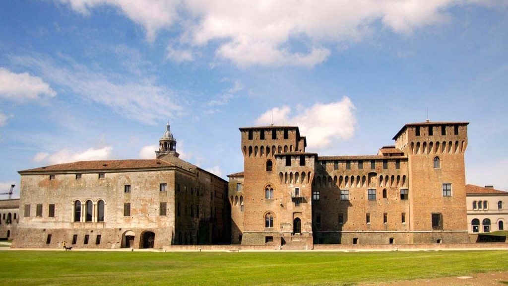 Castello storico con cielo blu