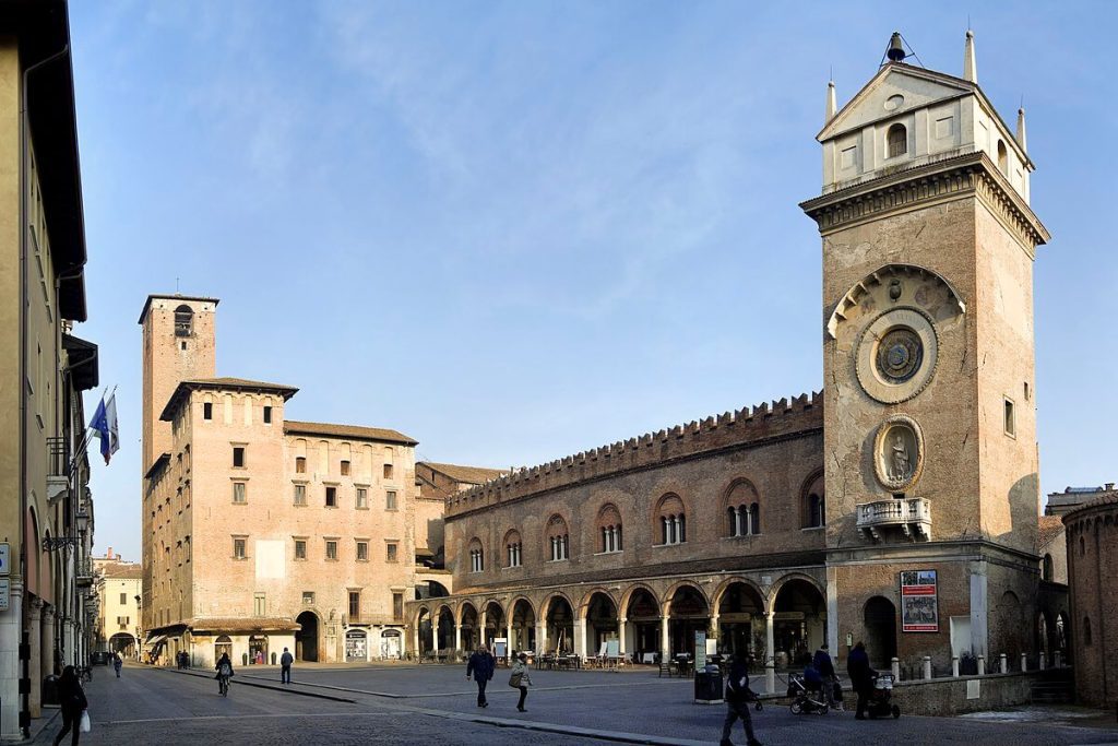 Mantova piazza erbe con palazzo della ragione