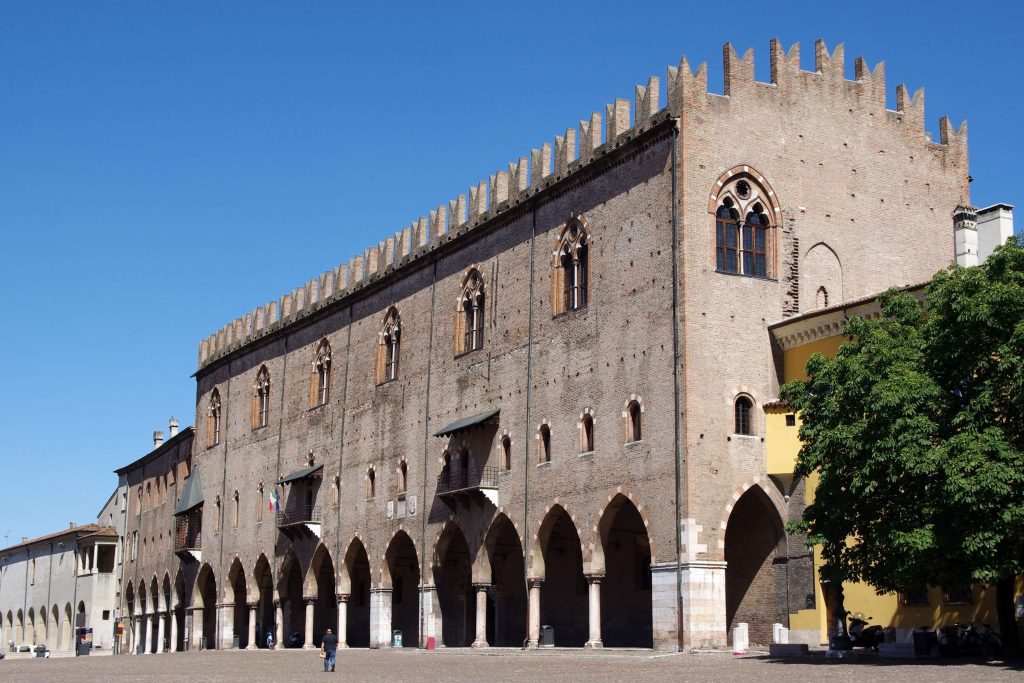 Palazzo storico con archi e torri.