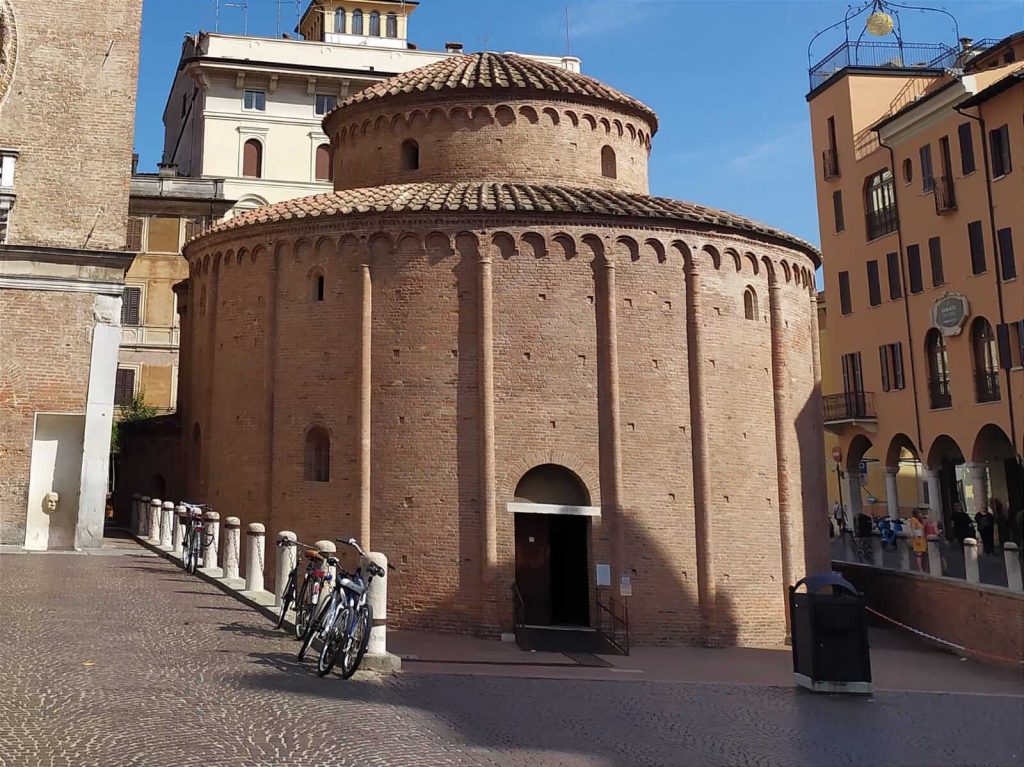 Antica rotonda in mattoni rossi