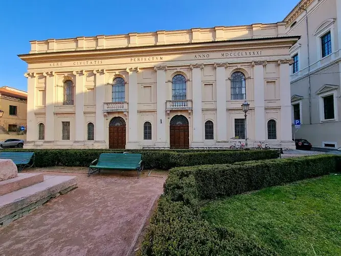 Teatro storico con architettura classica