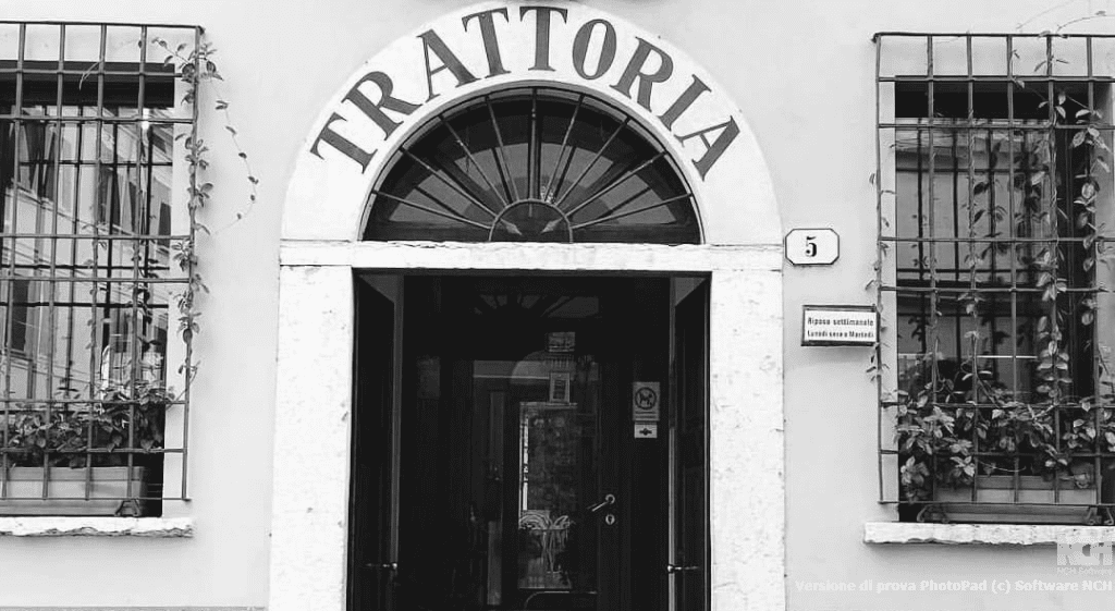 Entrata di una trattoria storica.