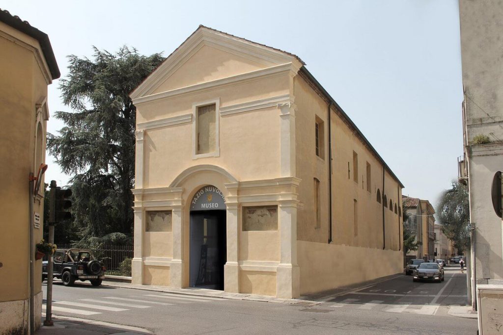 Edificio del museo, strada tranquilla.