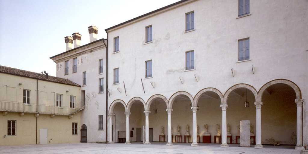 Cortile con colonne e statue