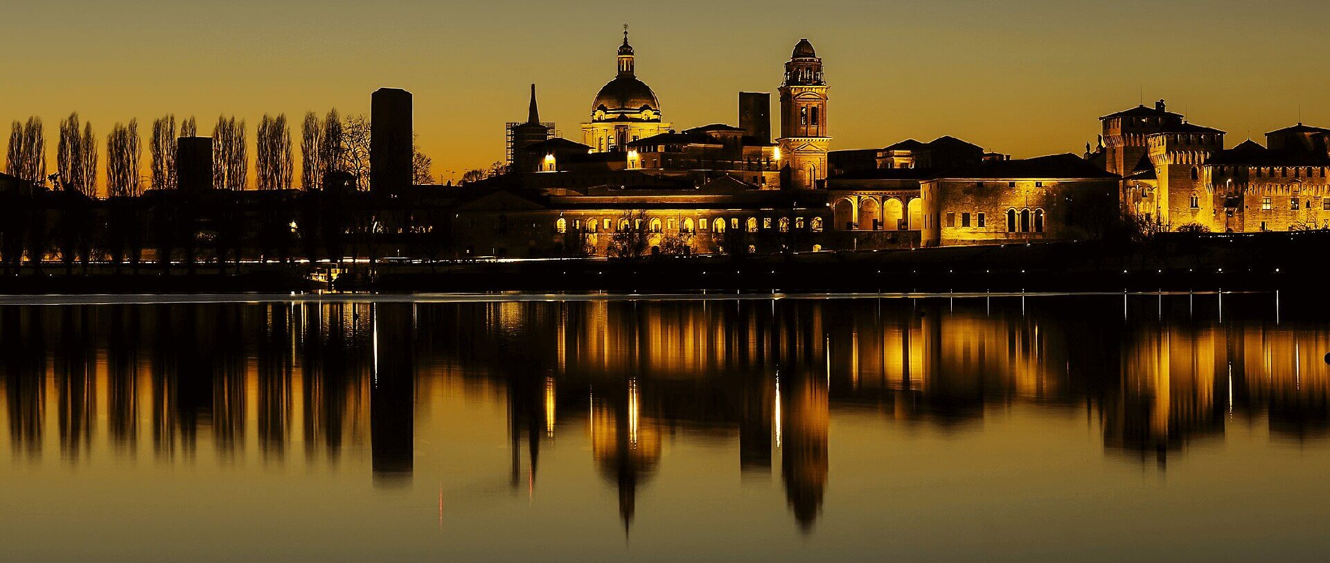 Skyline di Mantova al tramonto